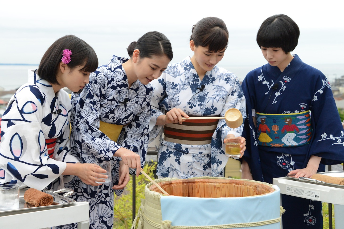 鏡開きを終え、梅ジュースをコップに注ぐ4姉妹。