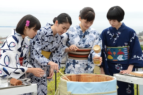 鏡開きを終え、梅ジュースをコップに注ぐ4姉妹。