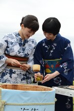 左から綾瀬はるか、夏帆。