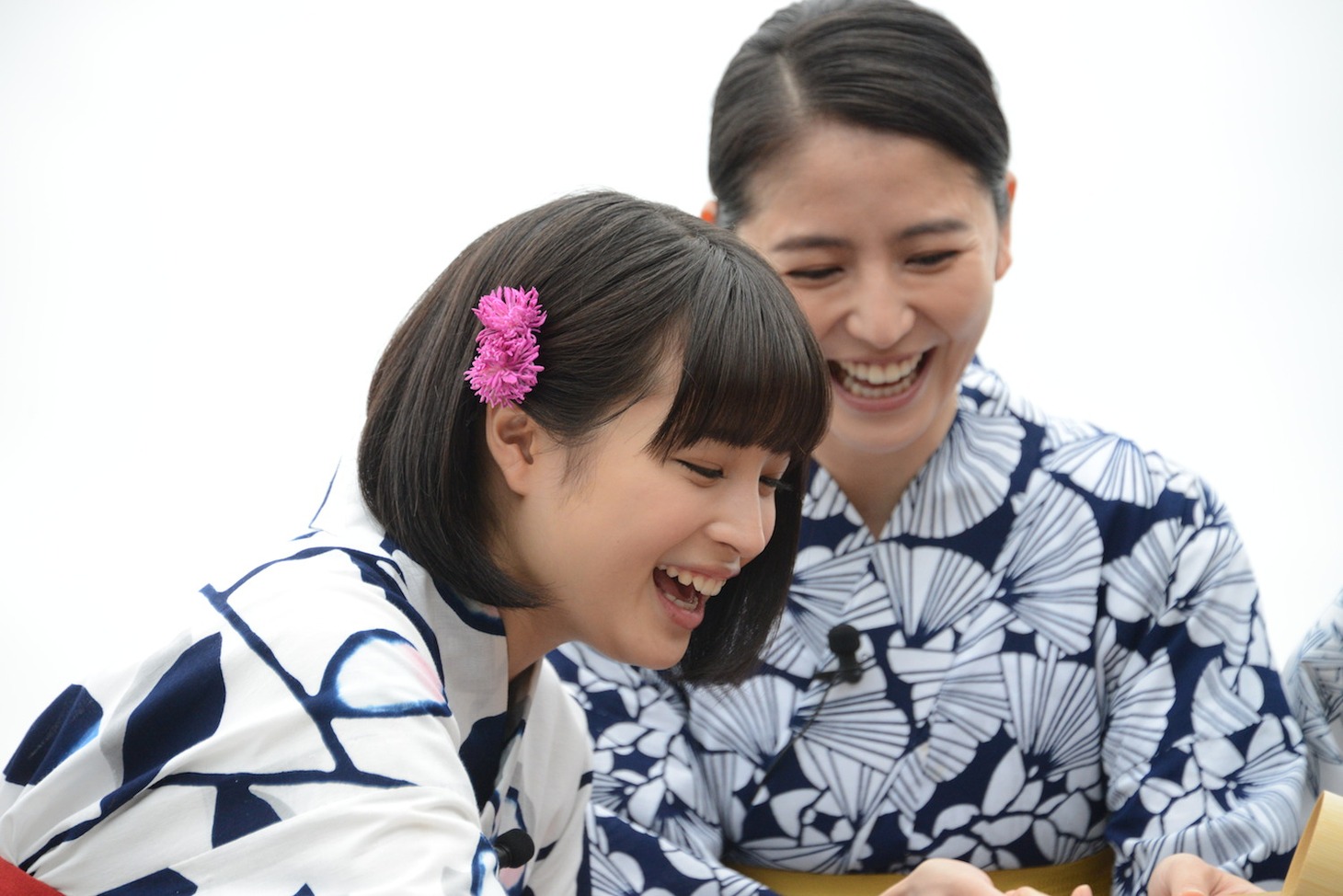左から広瀬すず、長澤まさみ。