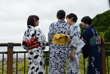 和気あいあいと笑いあう4人。(c)2015 吉田秋生・小学館/「海街diary」製作委員会