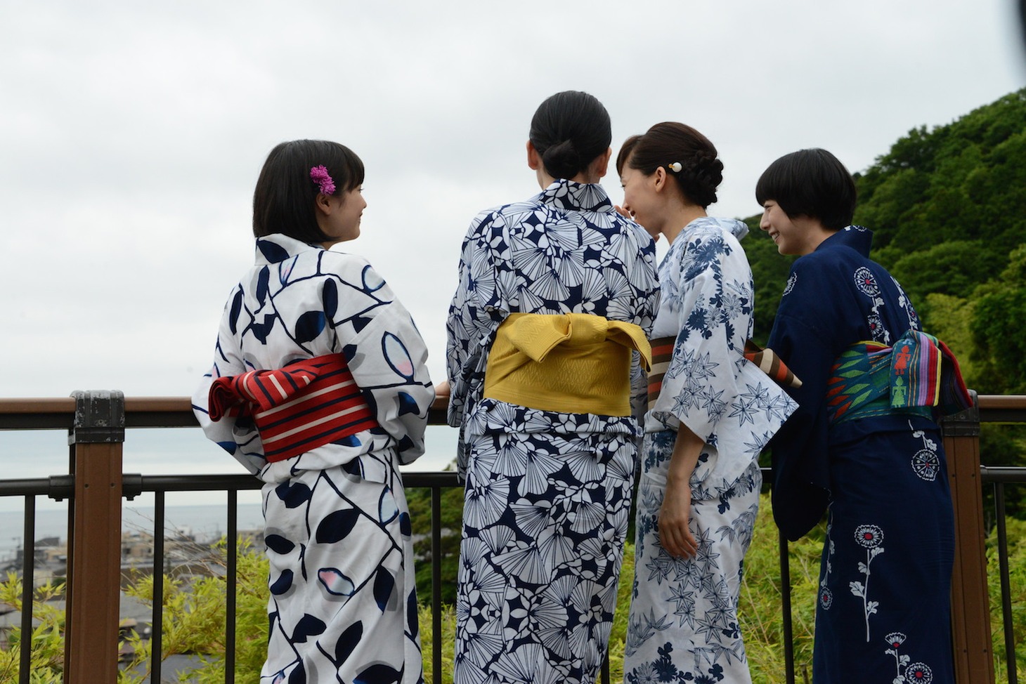 談笑する4姉妹。
