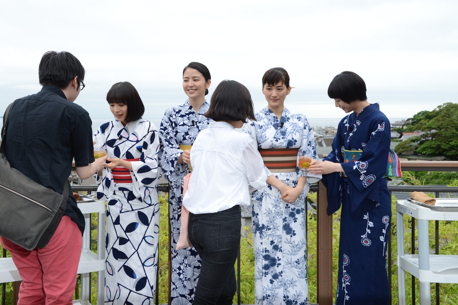 長谷寺を訪れた客に梅ジュースを振る舞う4姉妹。