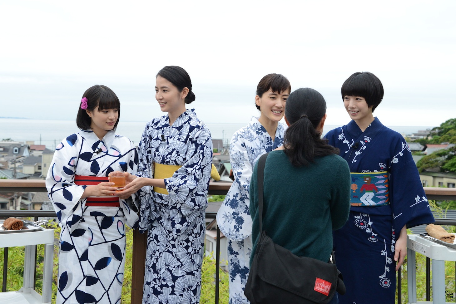 長谷寺を訪れた客と触れ合う4姉妹。