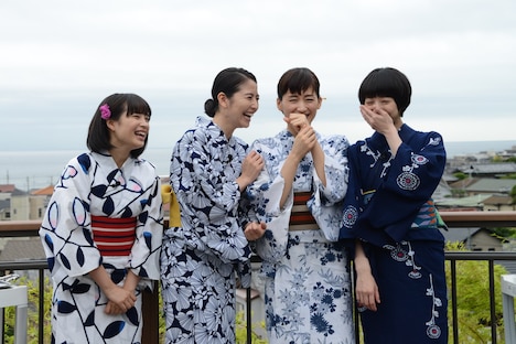 楽しそうに笑う4姉妹。