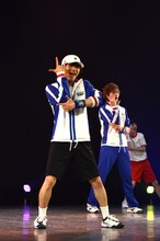 「ニュー・ウェーブ」を踊るリョーマ。 (c)許斐 剛／集英社・NAS・新テニスの王子様プロジェクト (c)許斐 剛／集英社・テニミュ製作委員会