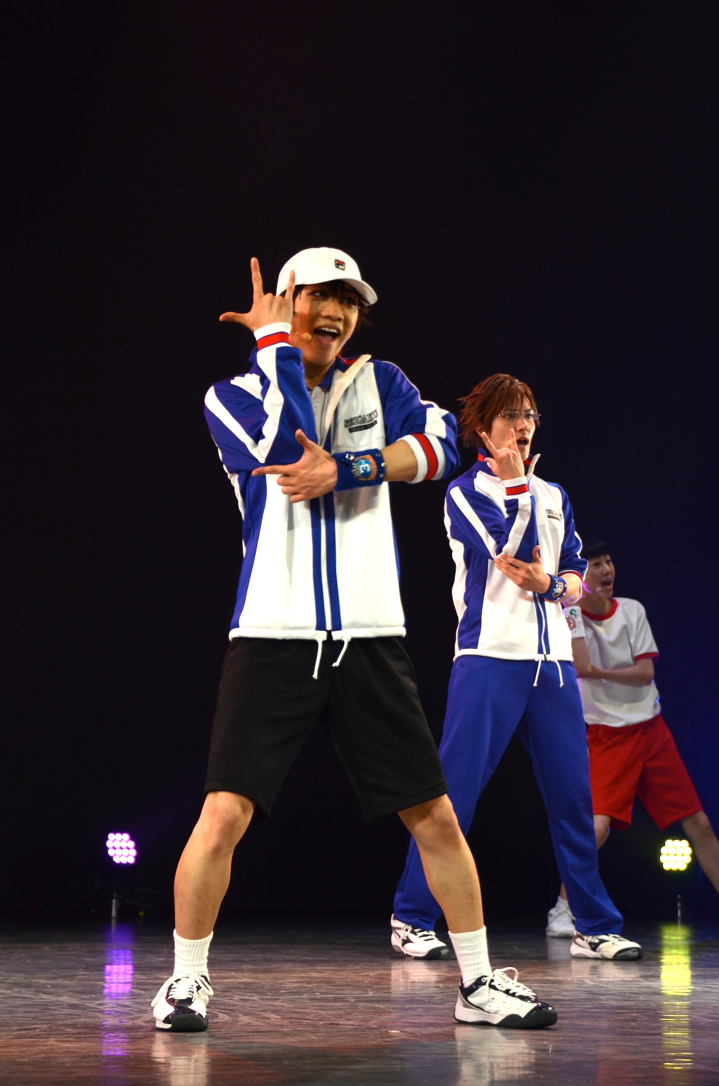 「ニュー・ウェーブ」を踊るリョーマ。 (c)許斐 剛／集英社・NAS・新テニスの王子様プロジェクト (c)許斐 剛／集英社・テニミュ製作委員会