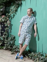 シャツとショーツをセットアップで着用した図。(c)赤塚不二夫