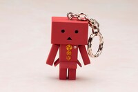 「恋愛成就」のお守りをイメージした「omamori DANBOARD」。(c)KIYOHIKO AZUMA/YOTUBA SUTAZIO