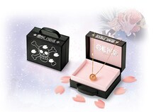 「トニートニー・チョッパー 桜と雪のランブルボール ダイヤモンドとゆれるCZの宝飾ペンダント」に付属する、ヒルルクの鞄をイメージしたケース。(c)尾田栄一郎／集英社・フジテレビ・東映アニメ―ション