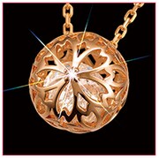 「トニートニー・チョッパー 桜と雪のランブルボール ダイヤモンドとゆれるCZの宝飾ペンダント」（ピンクゴールド）(c)尾田栄一郎／集英社・フジテレビ・東映アニメ―ション