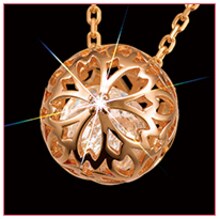 「トニートニー・チョッパー 桜と雪のランブルボール ダイヤモンドとゆれるCZの宝飾ペンダント」（ピンクゴールド）(c)尾田栄一郎／集英社・フジテレビ・東映アニメ―ション