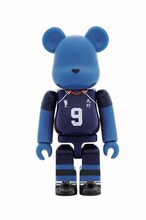 B賞「1年生烏野デザインベアブリックセット」の1種。(c)古舘春一／集英社・「ハイキュー!!」製作委員会・MBS BE@RBRICK TM & (c)2001-2015 MEDICOM TOY CORPORATION. All rights reserved.