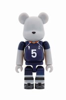 C賞「2年生烏野デザインベアブリックセット」の1種。(c)古舘春一／集英社・「ハイキュー!!」製作委員会・MBS BE@RBRICK TM & (c)2001-2015 MEDICOM TOY CORPORATION. All rights reserved.