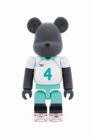 E賞「青葉城西デザインベアブリック」の1種。(c)古舘春一／集英社・「ハイキュー!!」製作委員会・MBS BE@RBRICK TM & (c)2001-2015 MEDICOM TOY CORPORATION. All rights reserved.