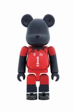 F賞「音駒デザインベアブリック」の1種。(c)古舘春一／集英社・「ハイキュー!!」製作委員会・MBS BE@RBRICK TM & (c)2001-2015 MEDICOM TOY CORPORATION. All rights reserved.