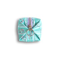 「御堂筋のスクエアポーチ」(c)渡辺航（週刊少年チャンピオン）/弱虫ペダルGR製作委員会