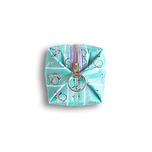 「御堂筋のスクエアポーチ」(c)渡辺航（週刊少年チャンピオン）/弱虫ペダルGR製作委員会