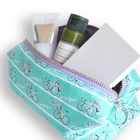 「御堂筋のスクエアポーチ」(c)渡辺航（週刊少年チャンピオン）/弱虫ペダルGR製作委員会