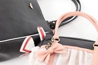 左より「友枝小学校制服モデルバッグ」「バトルコスチュームモデルバッグ」。(c)CLAMP・ST・講談社／NHK・NEP