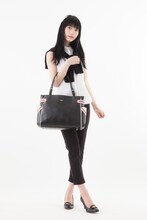 「友枝小学校制服モデルバッグ」(c)CLAMP・ST・講談社／NHK・NEP