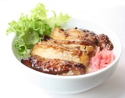 「鳥味（トリアージ）丼 海苔（ブラックラベル）付き」。トリアージと鳥味がかかった、ハイセンスなメニュー名だ。(c)2015 佐藤ショウジ/KADOKAWA 富士見書房刊/「トリアージ X」製作委員会