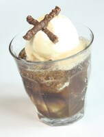 「とりあえず（トリアージ）ドリンク＜ブラックラベル＞」」(c)2015 佐藤ショウジ/KADOKAWA 富士見書房刊/「トリアージ X」製作委員会