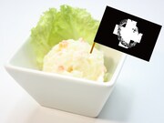 「とりあえず（トリアージ）ビール おつまみポテサラセット」のポテサラ。最初の一杯目にビールを頼む際の決まり文句「とりあえず」とトリアージをかけた、高度なダジャレがメニュー名に盛り込まれている。(c)2015 佐藤ショウジ/KADOKAWA 富士見書房刊/「トリアージ X」製作委員会