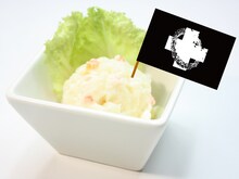 「とりあえず（トリアージ）ビール おつまみポテサラセット」のポテサラ。最初の一杯目にビールを頼む際の決まり文句「とりあえず」とトリアージをかけた、高度なダジャレがメニュー名に盛り込まれている。(c)2015 佐藤ショウジ/KADOKAWA 富士見書房刊/「トリアージ X」製作委員会