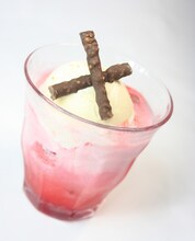 「とりあえず（トリアージ）ドリンク＜レッドラベル＞」」(c)2015 佐藤ショウジ/KADOKAWA 富士見書房刊/「トリアージ X」製作委員会