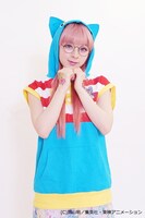 「ARARE cat sleeveless hoodie」をモデルが着用した様子。