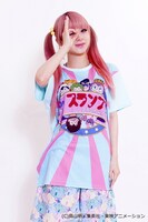 「Dr.スランプ アラレちゃん」アイテムをモデルが着用した写真。