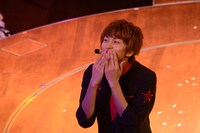 投げキッスを客席に飛ばす小林。