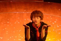 投げキッスを客席に飛ばす小林。