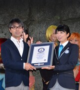 瓶子吉久編集長（左）とギネス世界記録公式認定員の石川佳織氏。
