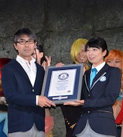 瓶子吉久編集長（左）とギネス世界記録公式認定員の石川佳織氏。