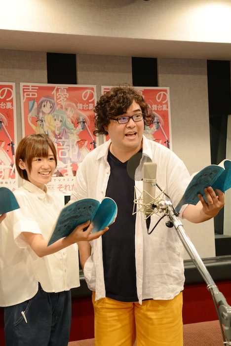 アフレコの様子。左から高橋李依、落合福嗣。