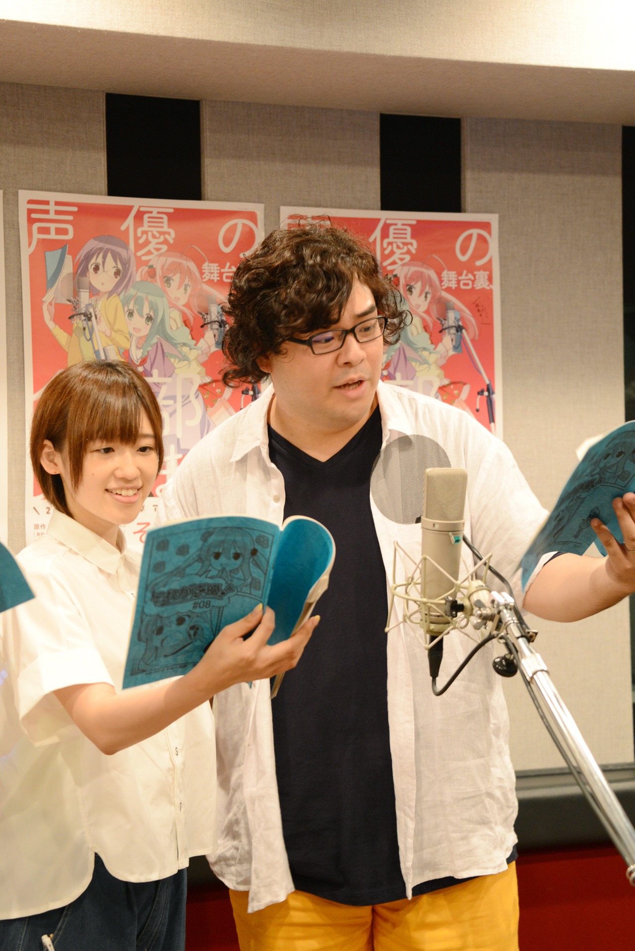 アフレコの様子。左から高橋李依、落合福嗣。