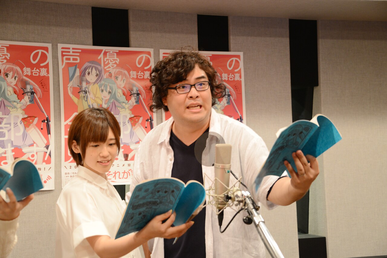 アフレコの様子。左から高橋李依、落合福嗣。