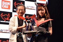 （左から）永井豪と篠崎愛。