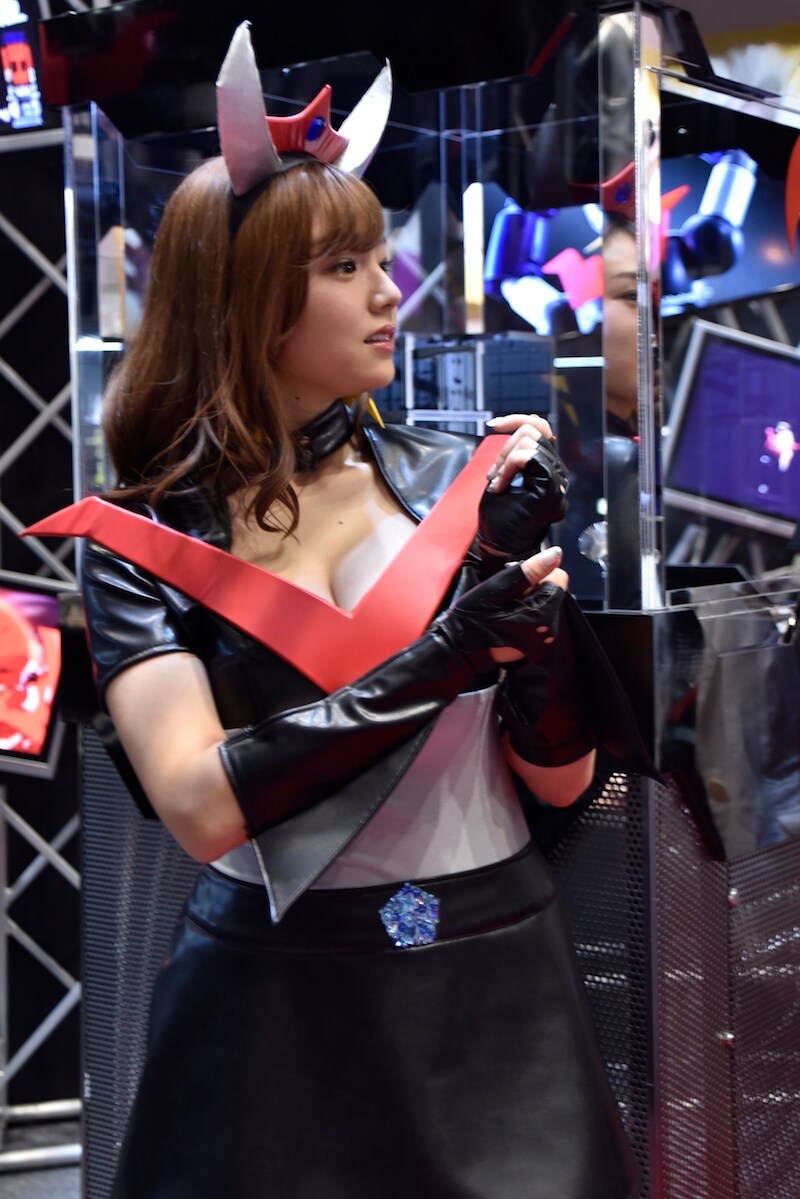 篠崎愛 - 永井豪が篠崎愛のグレートマジンガーコスプレに照れる、東京