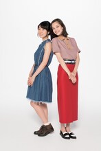 （左から）石川由依と水原希子。(c)2015 映画「進撃の巨人」製作委員会 (c)諫山創／講談社