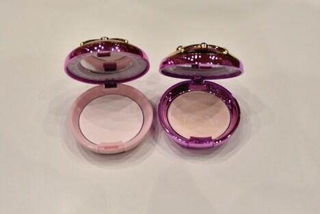 （左から）「ミラクルロマンス シャイニングムーンパウダー」と「ミラクルロマンス シャイニングムーンパウダープレミアム」。