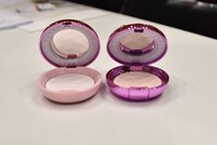 （左から）「ミラクルロマンス シャイニングムーンパウダー」と「ミラクルロマンス シャイニングムーンパウダープレミアム」。