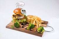 ￼￼「尽八ぃぃぃ!!」「巻ちゃぁぁぁん!!」ラストクライムバーガー(c)渡辺航(週刊少年チャンピオン)/劇場版弱虫ペダル製作委員会