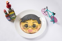 「はぁぁぁぁ❤僕がピザになってる!!」坂道のチーズピザ(c)渡辺航(週刊少年チャンピオン)/劇場版弱虫ペダル製作委員会