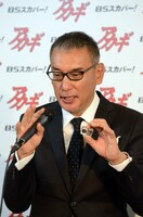 ガラス牌について説明する福本伸行。