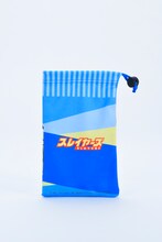 ガウリイのスマホクリーナー巾着。(c)2015 神坂一・あらいずみるい 発行：株式会社KADOKAWA 富士見書房 イラスト/あらいずみるい