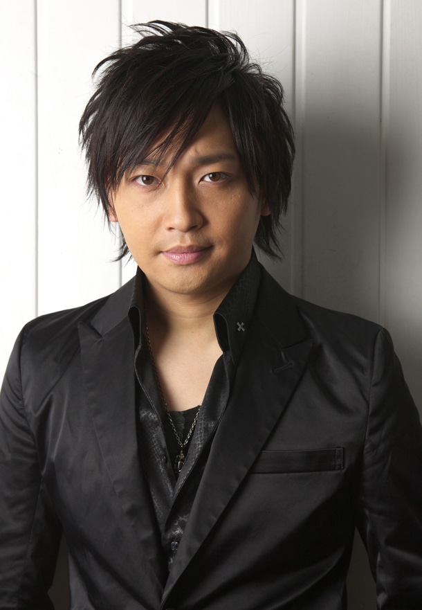 無免ライダー役を演じる中村悠一。