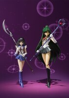 「S.H.Figuarts セーラープルート」を、「S.H.Figuarts セーラーサターン」と並べた図。(C)武内直子・PNP・東映アニメーション